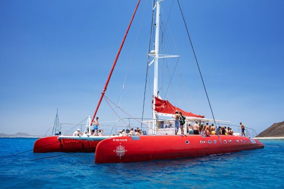 Catamarán en Caleta de Fuste