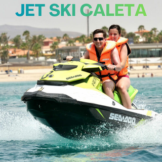 JET SKI CALETA Pareja montando un jet ski en el agua, rodeada de palmeras y un paisaje costero.